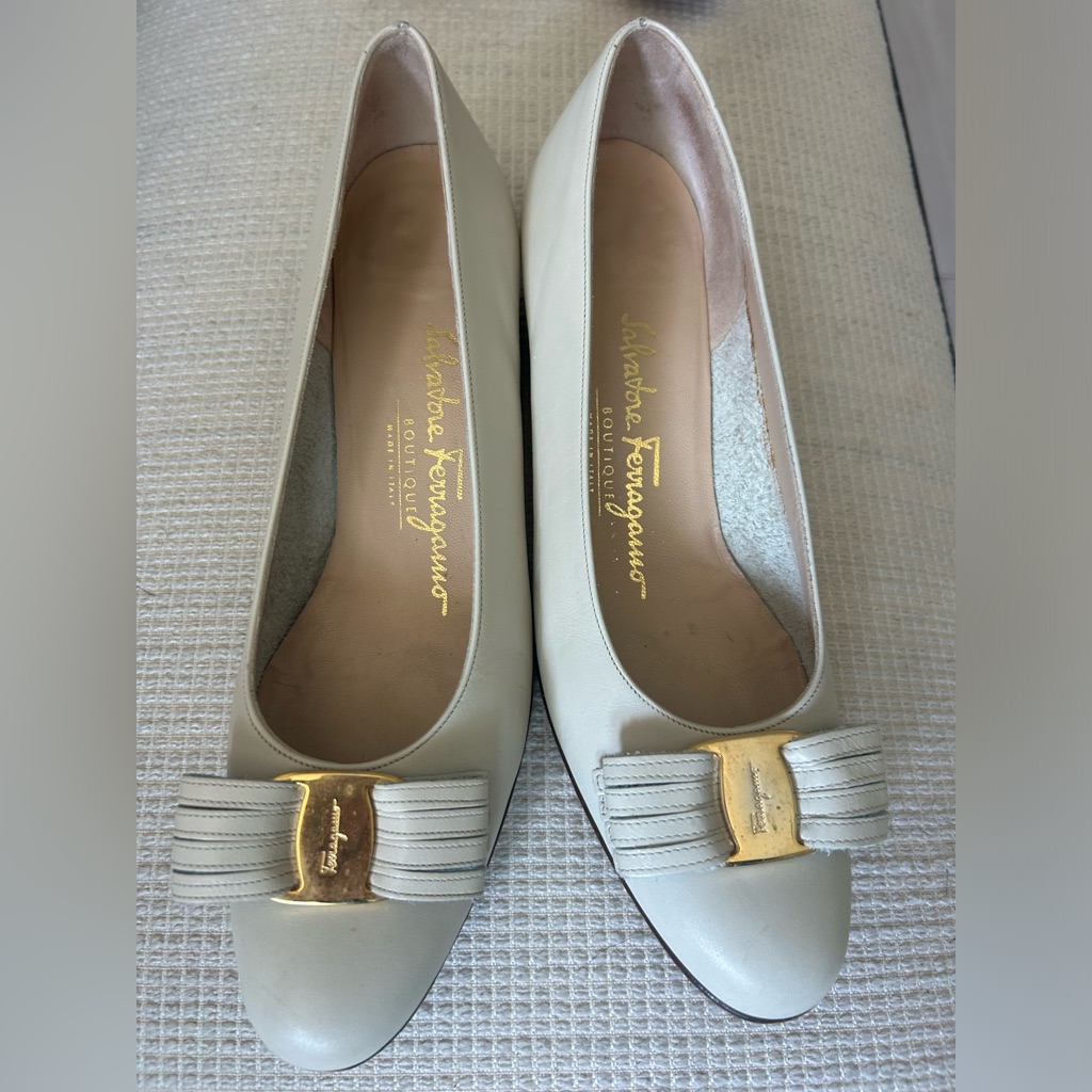 Stunning Ferragamo Vintage Cream Leather Bow Flats